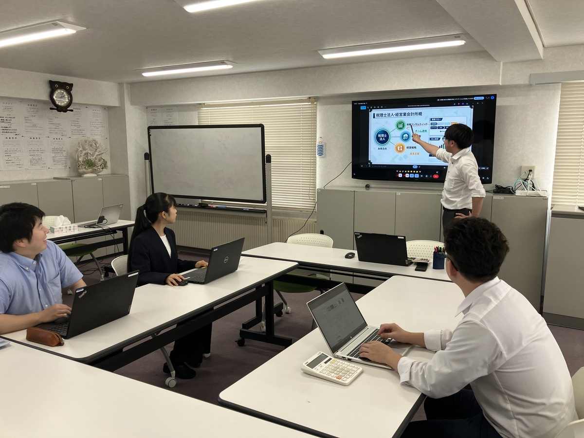 モニターを使用した社内セミナーの様子