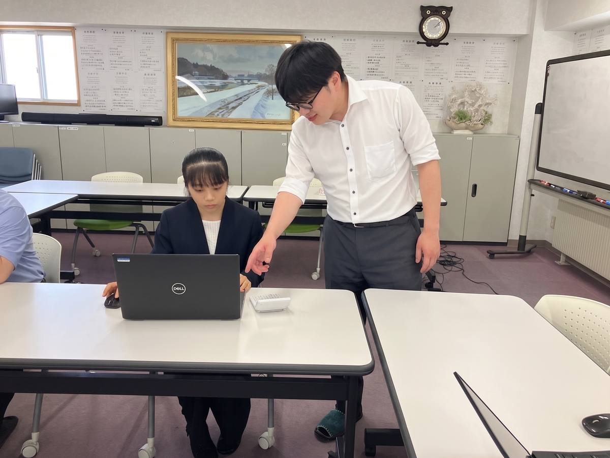 先輩が後輩へ丁寧にレクチャー