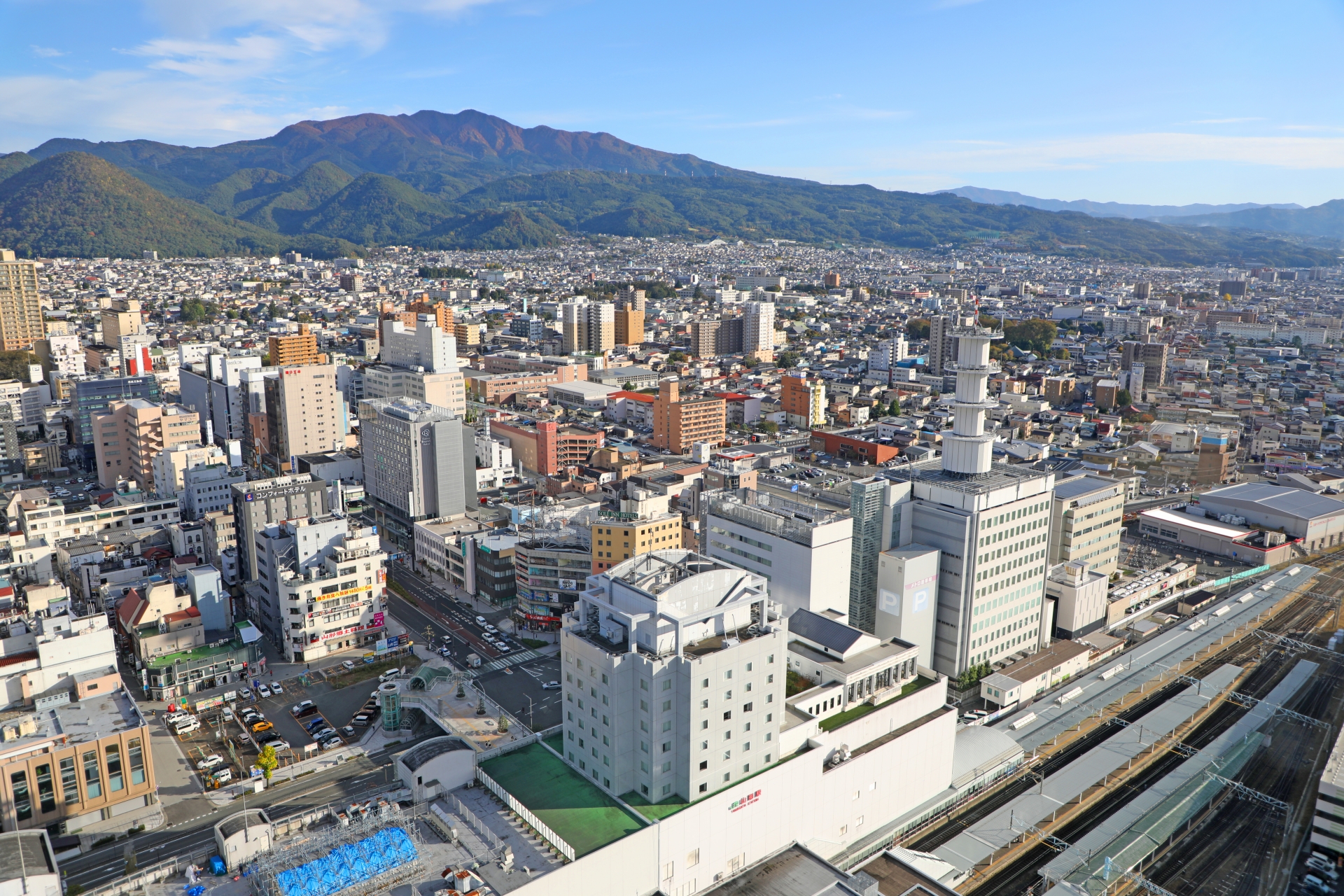 山形市街と蔵王